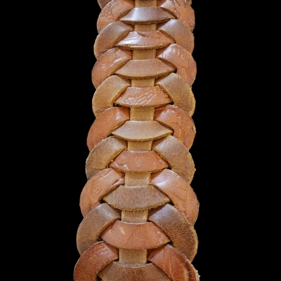 Fossil leather belt, chain woven, tooled flowers on end. Womens. Size Medium. - Picture 3 of 8